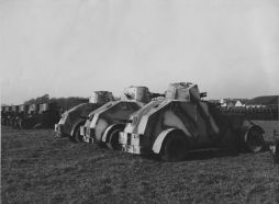 Varios Samochód pancerny wz.29 del Ejército Polaco entre 1932 y 1935.