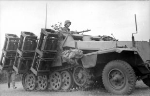 Bundesarchiv Bild 101I-216-0417-09, Russland, schwerer Wurfrahmen an Schützenpanzer.jpg