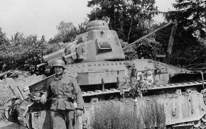 Un soldado alemán posando junto a un carro D1.