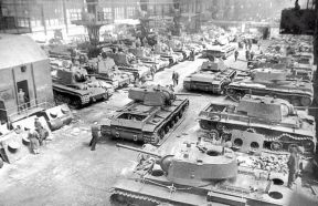 Una línea de producción de tanques KV-1 con distintos tipos de torreta.