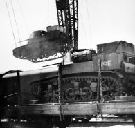 Tanques estadounidenses M3 Stuart siendo cargados en un vagón de ferrocarril en Oriente Medio con destino a la Unión Soviética a través del corredor persa. Marzo de 1943.