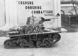 Uno de los primeros Carro Armato L6/40 producidos, con el camuflaje Imperiale, en la fábrica de Ansaldo-Fossati en Sestri Ponente, cerca de Génova. Al fondo se ve uno de los eslóganes fascistas más populares de la época: "Creer, obedecer y luchar".