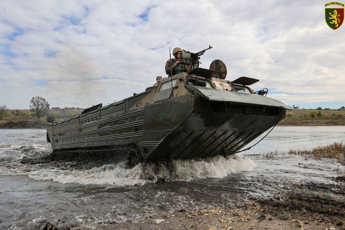 Archivo:UA 24th brigade forcing water obstacles 02.jpg - WikiTanks