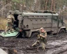 Un MRAP Kirpi, usado por la Infantería de Marina de Ucrania, totalmente inmovilizado a finales de noviembre de 2023.