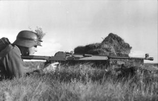 Bundesarchiv Bild 101I-292-1262-07, Nordfrankreich, Soldat mit Panzerbüchse.jpg