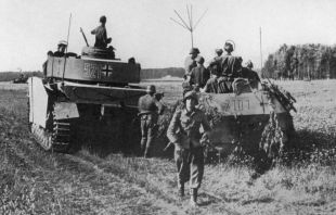 PzIV Ausf. J & Sd. Kfz. 251 19. Panzer-Division during the battle of Studzianki.jpg