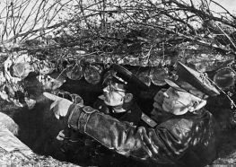 El mariscal Iván Kónev (derecha) y Rotmistrov en el puesto de observación del 5º Ejército de Tanques de la Guardia durante la Batalla de Korsun-Cherkassy, principios de 1944.