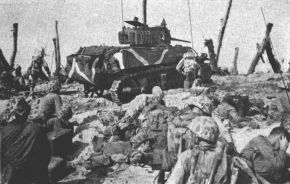 Un M5A1 Stuart de la Compañía B del 4.º Batallón de Tanques de los Marines en Namur, en el atolón Kwajalein, Islas Marshall. Febrero de 1944.