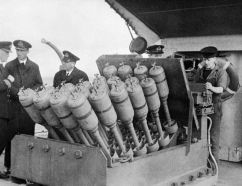 Sistema antisubmarino Hedgehog en un buque de guerra de la Marina Real Británica.
