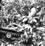 Tanqueta Tipo 97 camuflada con hojas durante la invasión de la península malaya. Enero de 1942.