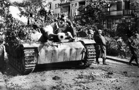 Miembros de la 9.ª División Panzer SS Hohenstaufen encima de un StuG III en Arnhem, tras la Operación Market Garden, septiembre de 1944.