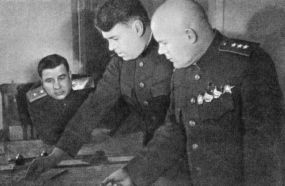 Vasilevski (centro) coordinadno las operaciones con el coronel general Filipp Golikov (der.) durante la Ofensiva Voronezh–Járkov de 1943.