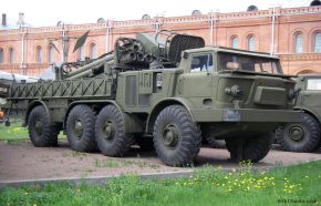 Camión de transporte y recarga 9T452 Uragan.
