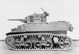 La versión de desarrollo M3E3, fotografiada el 19 de marzo de 1942 en el Campo de Pruebas de Aberdeen, sería producida en serie como M5 Light Tank.