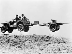 Famosa imagen de un Bantam Jeep saltando con un cañón M3 a remoque durante unos entrenamientos en Carolina del Norte, 1941.