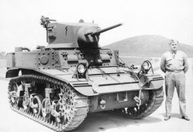 El primer prototipo experimental del M3A1, aún con un casco remachado en el cual las salidas de ametralladoras fueron tapadas.