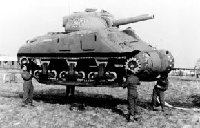 Un tanque hinchable con la forma de un M4 Sherman como los utilizados en la Operación Fortitude entre marzo y junio de 1944 para convencer a los alemanes de que el desembarco sería en Calais en lugar de en Normandía.