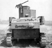 Vista trasera de un M3 Light Tank con su primera torreta, la D37182 (remachada).